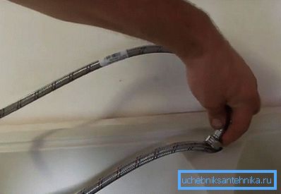 The hoses are pushed one by one into the hole for the mixer. The hoses are pushed one by one into the hole for the mixer.