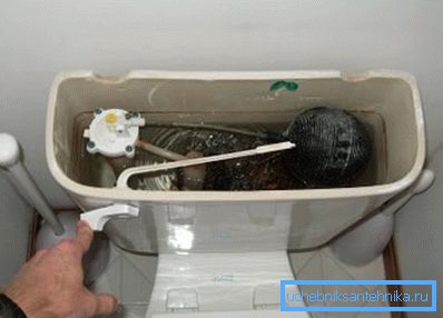 Tank and device for flushing the toilet. Tank and device for flushing the toilet.