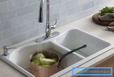 White sink for the kitchen of the composite White sink for the kitchen of the composite