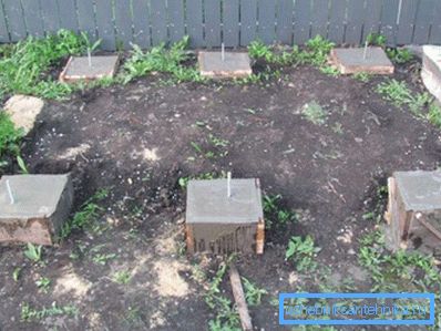 Concreting of the foundation is completed, reinforcement releases are visible for the convenience of fixing the bottom trim Concreting of the foundation is completed, reinforcement releases are visible for the convenience of fixing the bottom trim