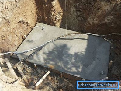 Concrete base for capacity