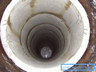 Concrete rings lowered into a well shaft Concrete rings lowered into a well shaft