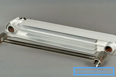 The bimetallic radiator has a steel core and an aluminum case on top. The bimetallic radiator has a steel core and an aluminum case on top.