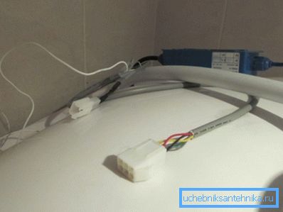 Due to the shape of the connectors, it is difficult to confuse them Due to the shape of the connectors, it is difficult to confuse them
