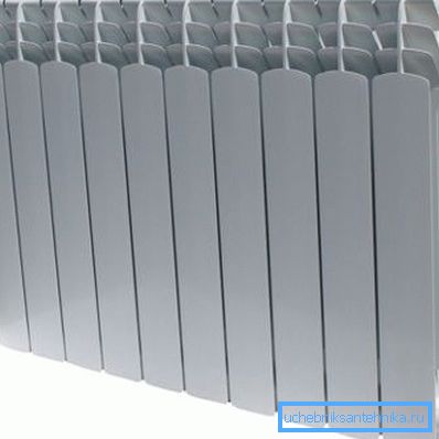 Due to the special shape of the heat exchanger, such a battery heats the room in two ways.