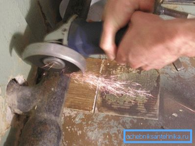 A simpler way: the pipe is incised by the grinder from the front side, after which a chisel is driven into the cut. A simpler way: the pipe is incised by the grinder from the front side, after which a chisel is driven into the cut.