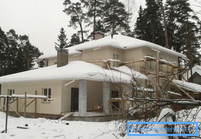 A private house dissipates heat through all enclosing structures. A private house dissipates heat through all enclosing structures.