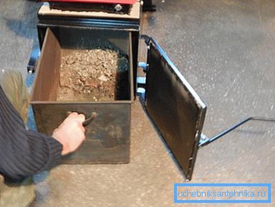 Cleaning the ash pan solid fuel boiler. Cleaning the ash pan solid fuel boiler.