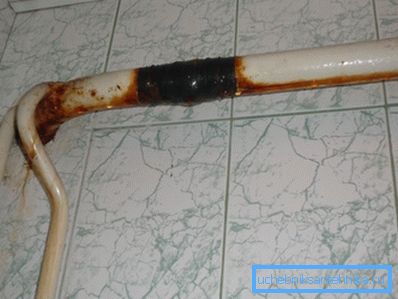 Excessive condensation leads to rust on the pipe surface. Excessive condensation leads to rust on the pipe surface.
