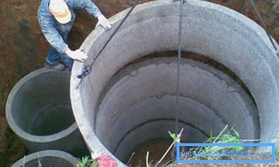 In order not to get stuck rings in the well, they are suspended with the help of rods.