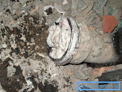 To prevent debris from entering the sewer hole, it should be clogged with a rag during repair. To prevent debris from entering the sewer hole, it should be clogged with a rag during repair.