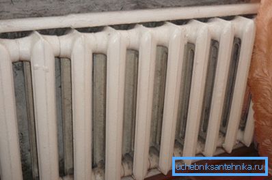 Cast iron radiators, though cumbersome, are very effective for small rooms. Cast iron radiators, though cumbersome, are very effective for small rooms.