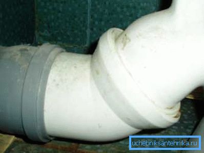 Even a slight bias can dislodge the gum seal and cause dampness and even leakage with each flushing of water from the tank. Even a slight bias can dislodge the gum seal and cause dampness and even leakage with each flushing of water from the tank.