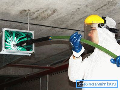 Demonstrates the cleaning process. Demonstrates the cleaning process.