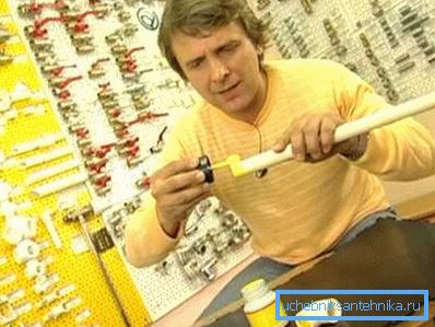 The process of applying glue is demonstrated. The process of applying glue is demonstrated.