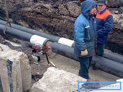 The welding process is demonstrated. The welding process is demonstrated.