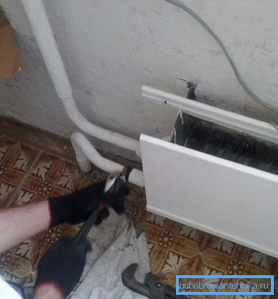 Dismantling the old radiator with keys Dismantling the old radiator with keys