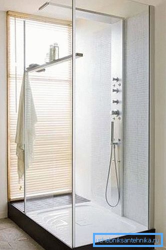 Bathroom design with a wall-mounted shower with a low base Bathroom design with a wall-mounted shower with a low base