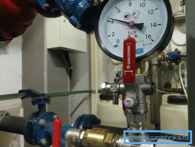 A pressure gauge can be installed to control the pressure. A pressure gauge can be installed to control the pressure.
