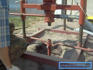 To facilitate the casing of the trunk to the frame can be attached a special clamp. To facilitate the casing of the trunk to the frame can be attached a special clamp.