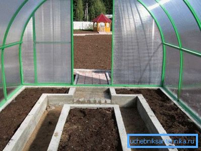 For the heating of the greenhouse is often enough energy of the sun.