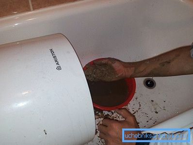 For complete cleaning you need to remove the heater and drain the water through the mounting hole For complete cleaning you need to remove the heater and drain the water through the mounting hole