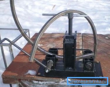 To give the necessary shape to square products, special pipe benders are used (the photo shows a hand tool) To give the necessary shape to square products, special pipe benders are used (the photo shows a hand tool)