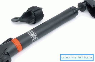 You can use an ordinary bicycle pump to create excess pressure: this will make our wash basin non-volatile. You can use an ordinary bicycle pump to create excess pressure: this will make our wash basin non-volatile.