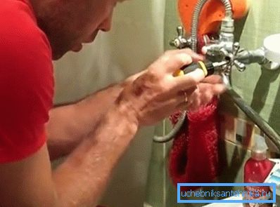 In order to remove the lamb - unscrew the bolt on its center In order to remove the lamb - unscrew the bolt on its center