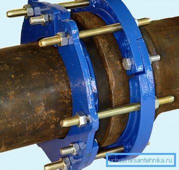Pig iron pipe socket sealer for quick elimination of emergency situations