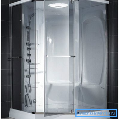 The 135 per 135 pentagonal shower cubicle is not only spacious, but also very original.