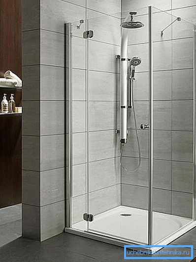 Shower cabin with a low pan 100 by 100 cm and a hinged door