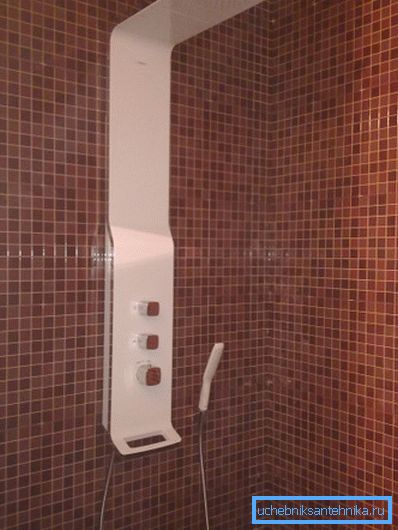 The shower set with the top watering can have the most futuristic design, but the functionality does not suffer from it The shower set with the top watering can have the most futuristic design, but the functionality does not suffer from it