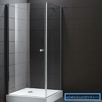A shower corner of 80 by 90 cm will allow you to win some more free space. A shower corner of 80 by 90 cm will allow you to win some more free space.