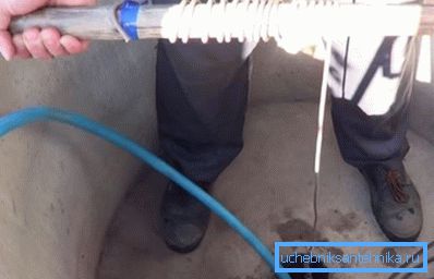 Moving the fixed vibration pump up and down, stir the sludge at the bottom Moving the fixed vibration pump up and down, stir the sludge at the bottom