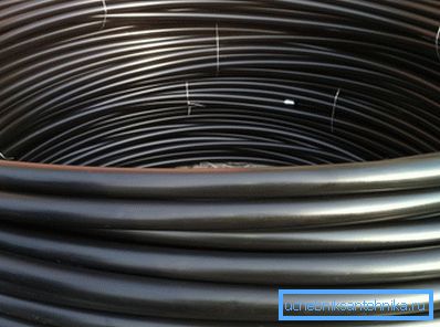 The elasticity of the polymer makes it possible to supply pipes of small sizes in coils. The elasticity of the polymer makes it possible to supply pipes of small sizes in coils.