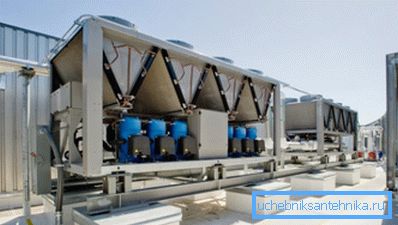 Elements of the HVAC system are placed on the roof of the building. Elements of the HVAC system are placed on the roof of the building.