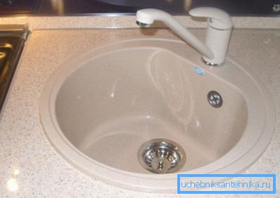 Enamelled white sink for the kitchen will perfectly fit into any design. Enamelled white sink for the kitchen will perfectly fit into any design.