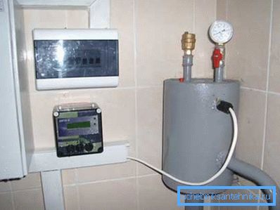 Automatic pressure relief tank