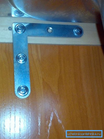If the sink will be integrated into the kitchen furniture, then it is worthwhile to additionally strengthen the walls of the section selected for these purposes, in order to prevent loosening or loosening of the product. If the sink will be integrated into the kitchen furniture, then it is worthwhile to additionally strengthen the walls of the section selected for these purposes, in order to prevent loosening or loosening of the product.
