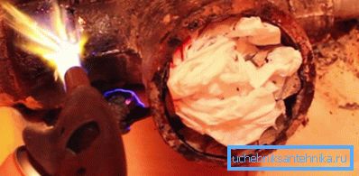 If strong heating is used in the adjacent pipe section, the cast iron will expand and the crosspiece can be removed without damage. If strong heating is used in the adjacent pipe section, the cast iron will expand and the crosspiece can be removed without damage.