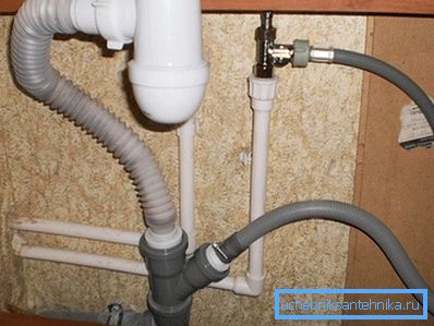 If the drain hose is sufficiently raised near the midge, then the entrance to the sewer can be made low If the drain hose is sufficiently raised near the midge, then the entrance to the sewer can be made low