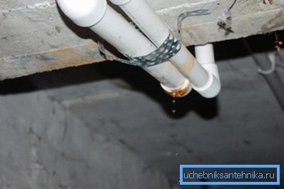 If pipes are flowing outside the apartment, they should be repaired by public utilities, without additional charges. If pipes are flowing outside the apartment, they should be repaired by public utilities, without additional charges.