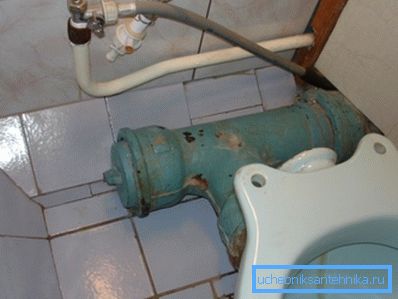 If the entire weight of the tank with water falls on the ears of the toilet, sooner or later this will lead to a natural finale.