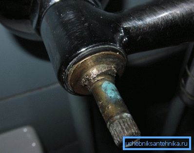 If you have tried all the methods, but still, the faucet of the axlebox is not unscrewed, it remains only to drill it carefully on the end and break the parts out of the mixer If you have tried all the methods, but still, the faucet of the axlebox is not unscrewed, it remains only to drill it carefully on the end and break the parts out of the mixer