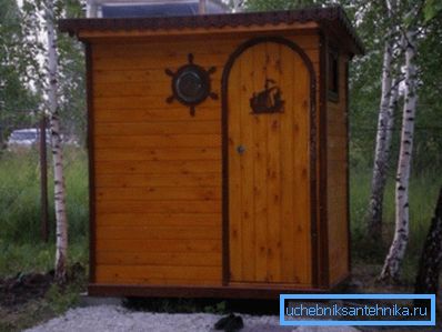 If you do not know how to choose a shower to give - a summer shower with a wooden dressing room with carved elements will be a great solution. If you do not know how to choose a shower to give - a summer shower with a wooden dressing room with carved elements will be a great solution.