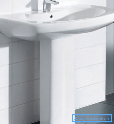 Porcelain washbasin with pedestal. Porcelain washbasin with pedestal.