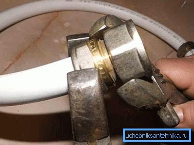 Pipe fixation in compression fitting Pipe fixation in compression fitting