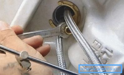 Fixing the device with a pin and nut