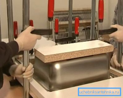 Clamping the sink with clamps Clamping the sink with clamps
